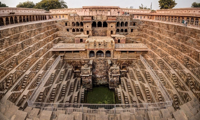 De oude put van Chand Baori — Bandikui