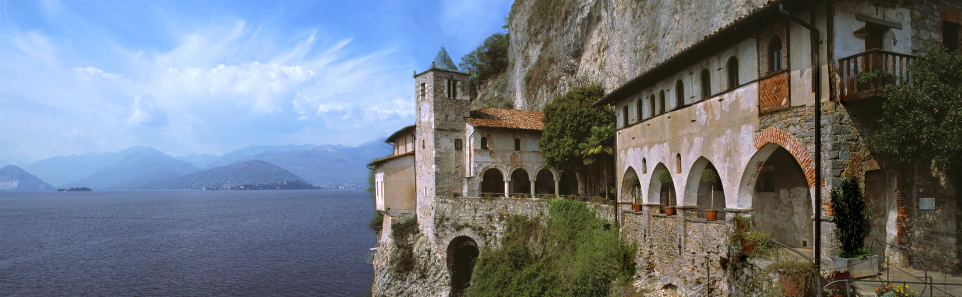 Eremitage i Santa Caterina del Sasso - Leggiuno | Secret World Trip Planner