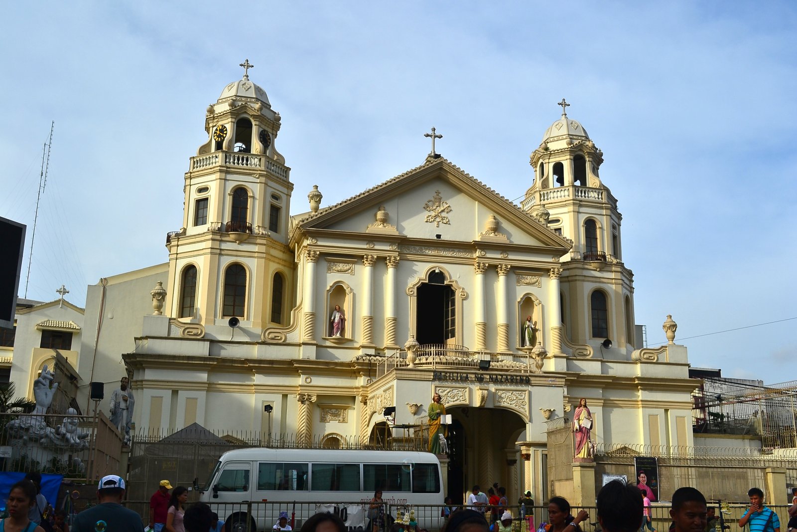 Chiesa di Quiapo, la Basilica del Nazareno Nero - Manila | Secret World Trip Planner