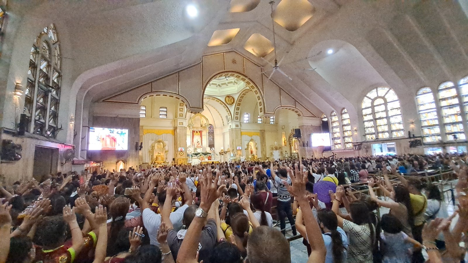 Chiesa di Quiapo, la Basilica del Nazareno Nero - Manila | Secret World Trip Planner