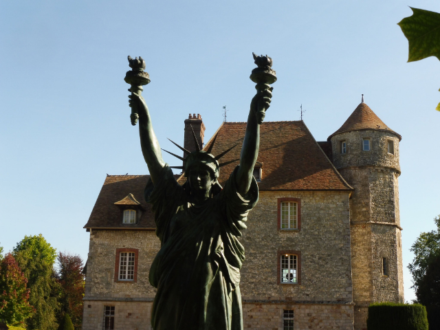 La Statua della Libertà di Dalì - Vascœuil | Secret World Trip Planner
