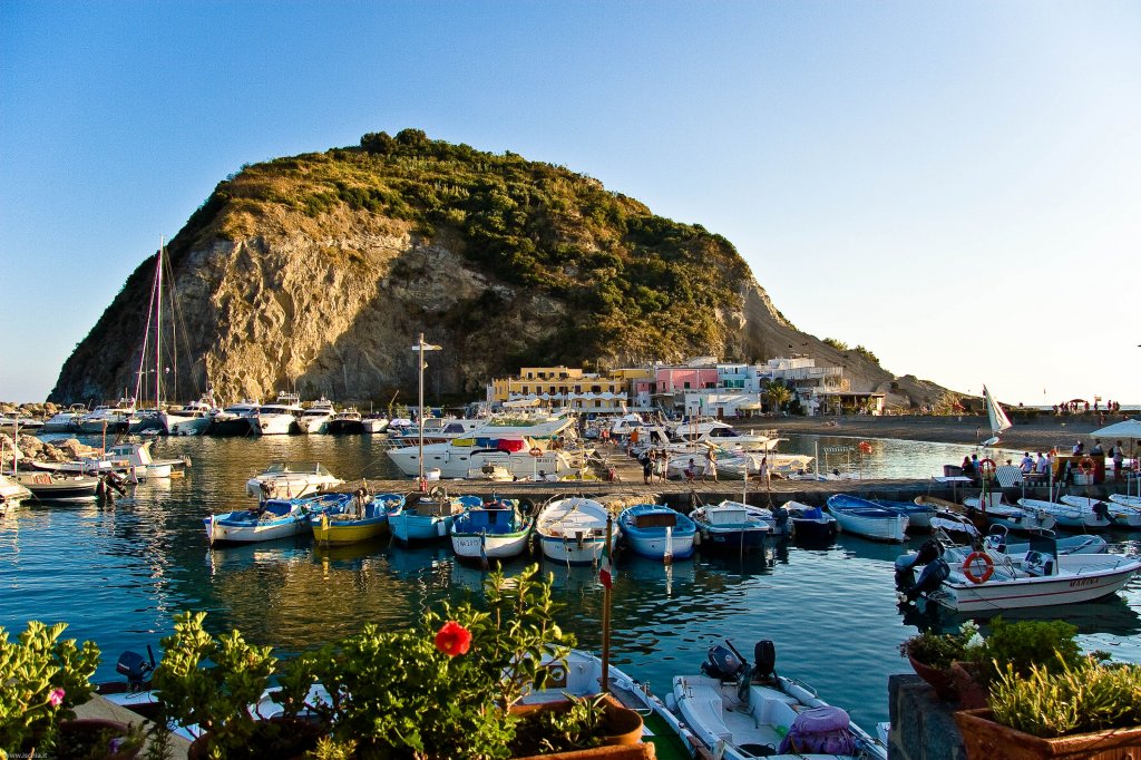 絵になる村サンタンジェロ・デル・イスキア - Isola d'Ischia | Secret World Trip Planner