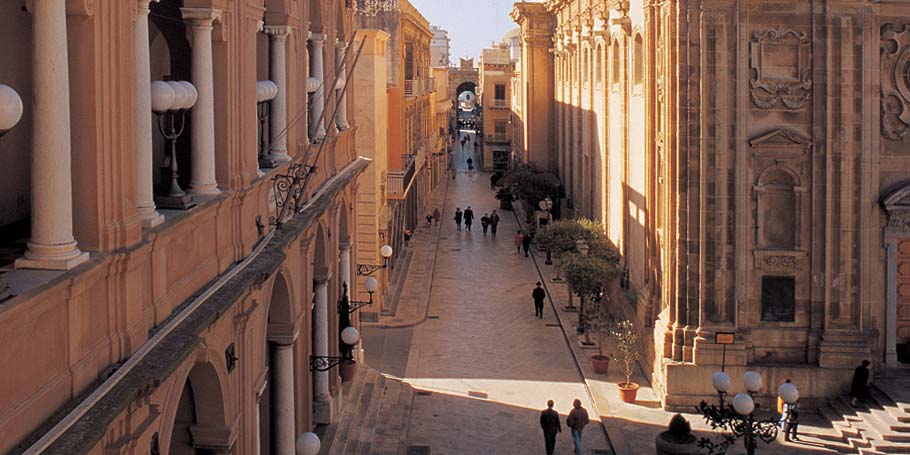 Marsala una terrassa a l'Egadi - Marsala | Secret World Trip Planner