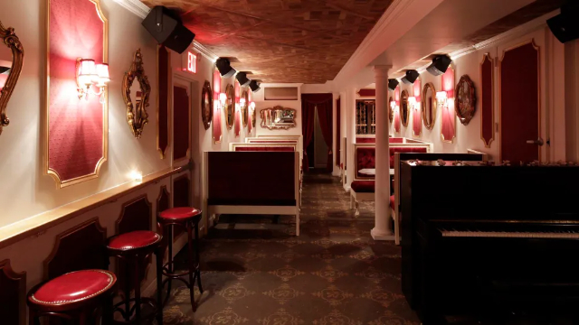 Една нощ в Le Boudoir: Отпийте коктейли в скритата стая на Мария Антоанета - Brooklyn | Secret World Trip Planner
