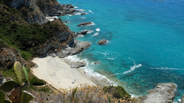 DER STRAND VON PRAIA I FOCU - Capo Vaticano | Secret World Trip Planner