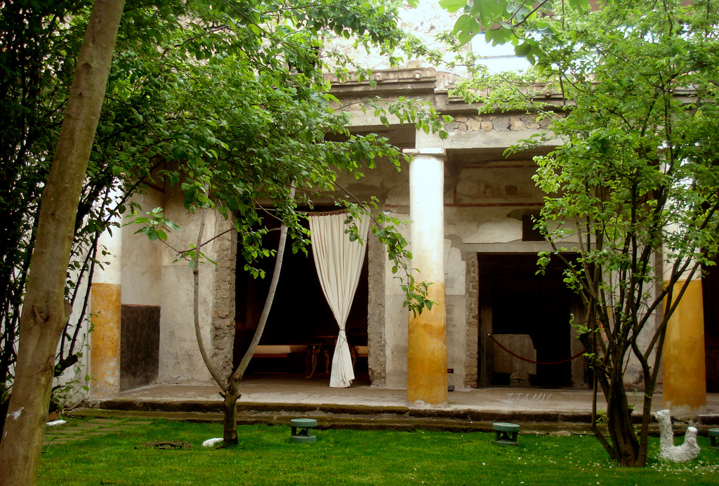 ज्युलियन यांच्या घरी - Via dell’Abbondanza | Secret World Trip Planner