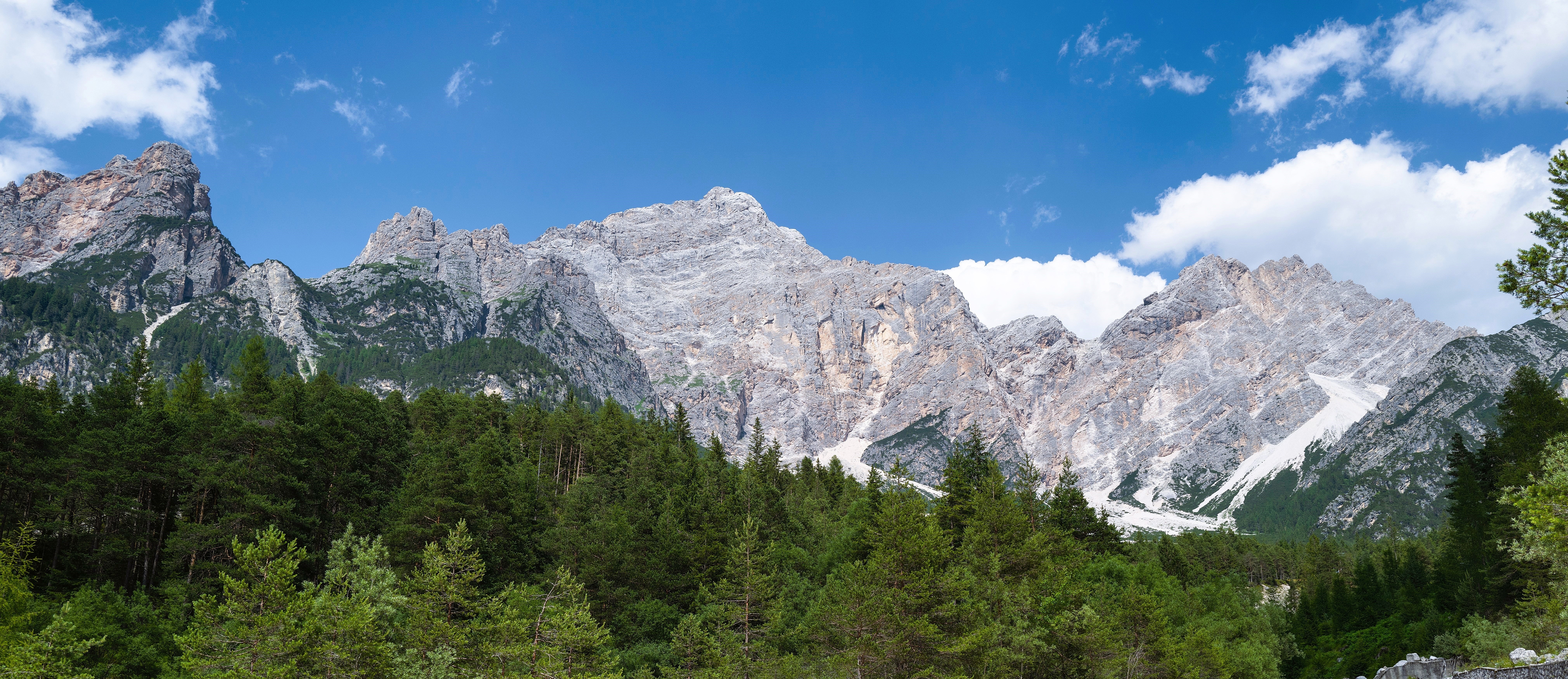 Croda Marcòra是一座雄伟的山峰，其垂直的南面占据主导地位  - San Vito di Cadore | Secret World Trip Planner