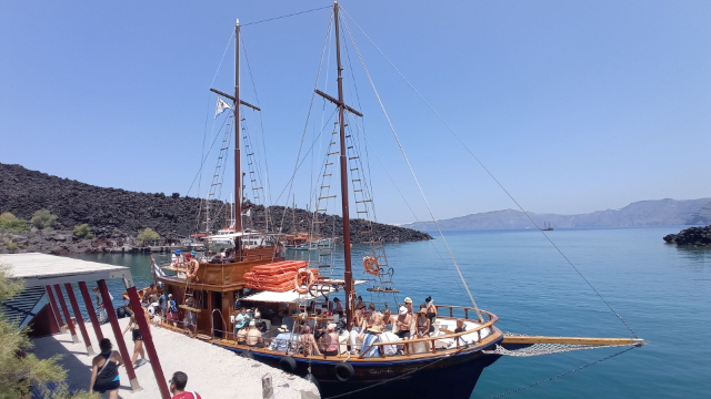Santorini Vulkan Bådtur: En rejse gennem hjertet af calderaen - Santorini | Secret World Trip Planner