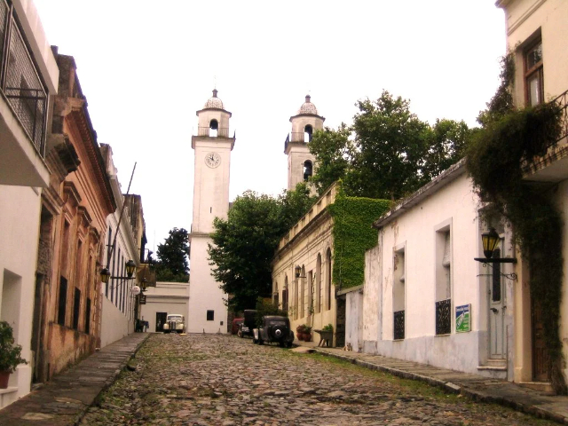 Kirke af det hellige sakramente - Colonia Del Sacramento | Secret World Trip Planner