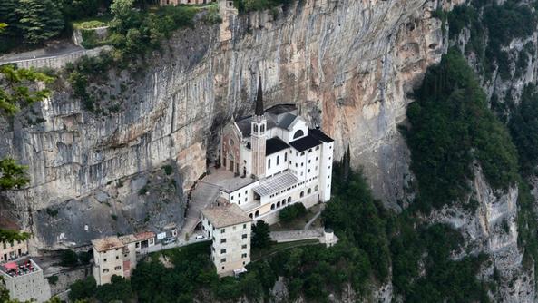Svetište Madone della Corona - Santuario della Madonna della Corona | Secret World Trip Planner