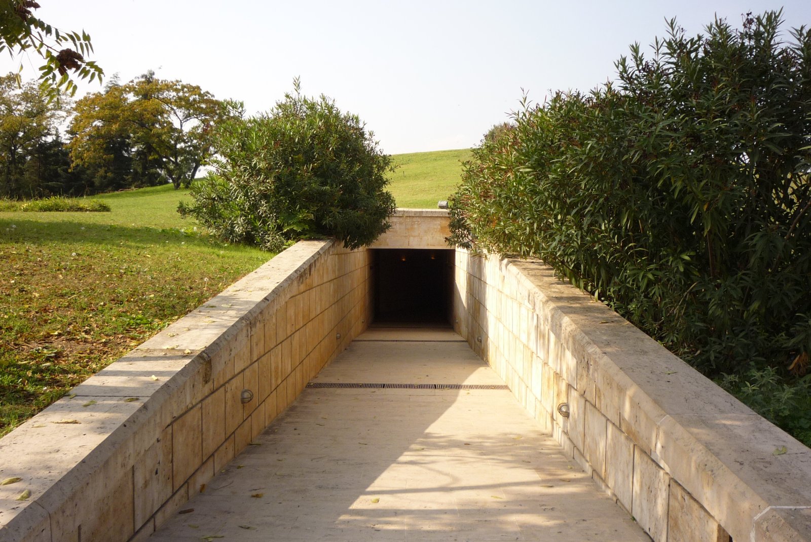 De spiegel van Eros in Vergina - Verghina | Secret World Trip Planner