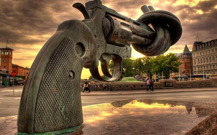 No-violencia: La escultura de bronce de Reuterswärd - Bagers plats 1 | Secret World Trip Planner