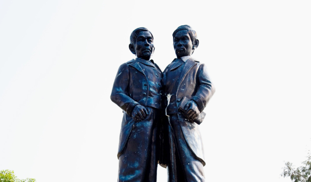 Statue commémorative de Chang et Eng - Distretto di Mueang Samut Songkhram | Secret World Trip Planner