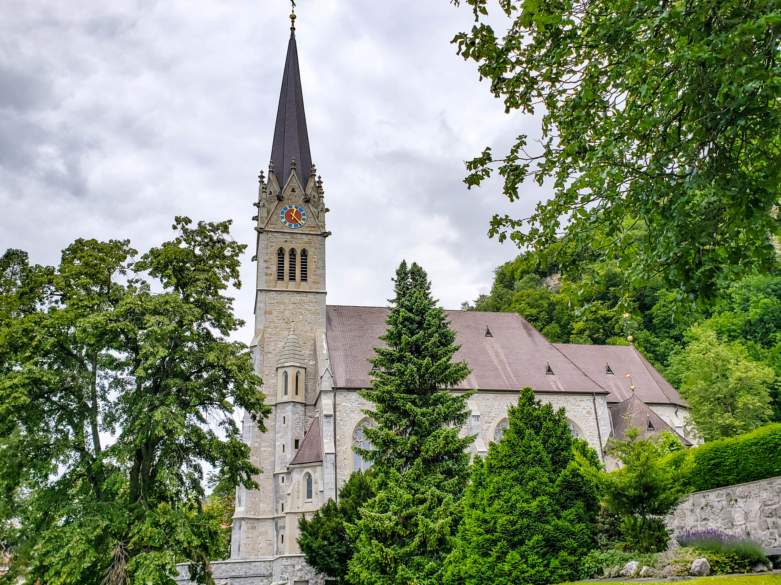 Vaduz Katedrála svätého Florína - Vaduz | Secret World Trip Planner