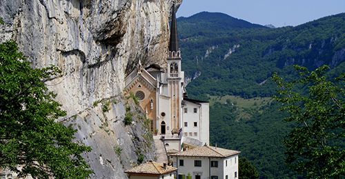 Святилище Мадонны делла Корона - Santuario della Madonna della Corona | Secret World Trip Planner