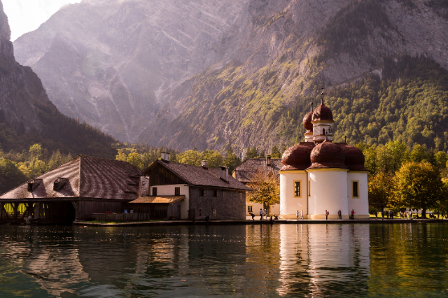 Gereja St. Bartholomew di Tasik Königssee - Schönau am Königssee | Secret World Trip Planner