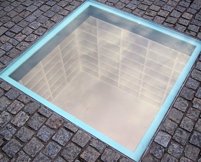 Bebelplatz in spomenik za sežig knjig - Berlin | Secret World Trip Planner