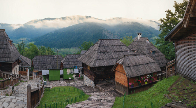 Kostaldeko herria: Emir Kusturicaren herria - Mokra Gora | Secret World Trip Planner