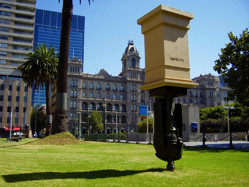 Baş Aşağı Charles La Trobe Heykeli - Bundoora | Secret World Trip Planner