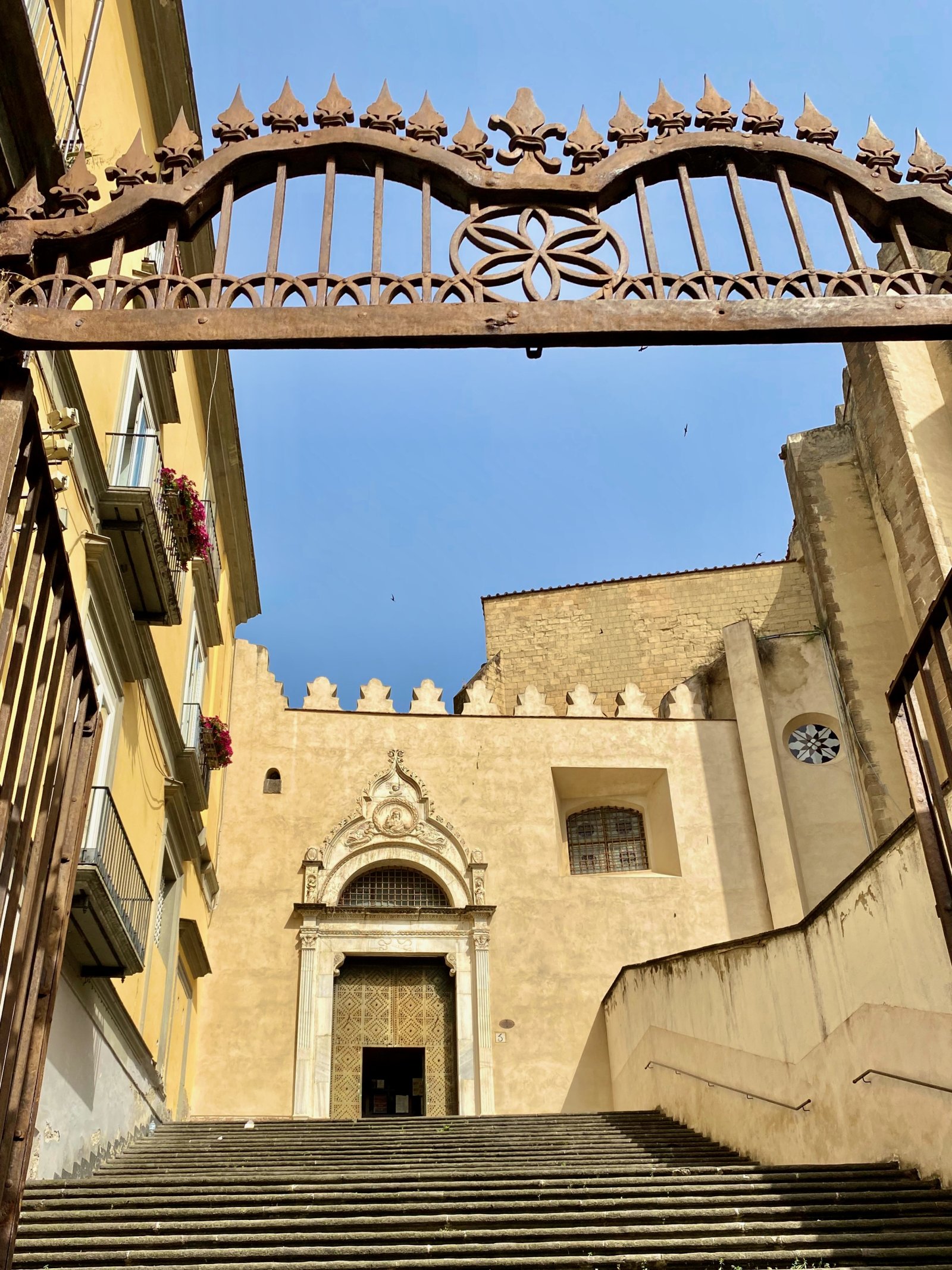 San Domenico Maggiore i aragonski lukovi - Napoli | Secret World Trip Planner
