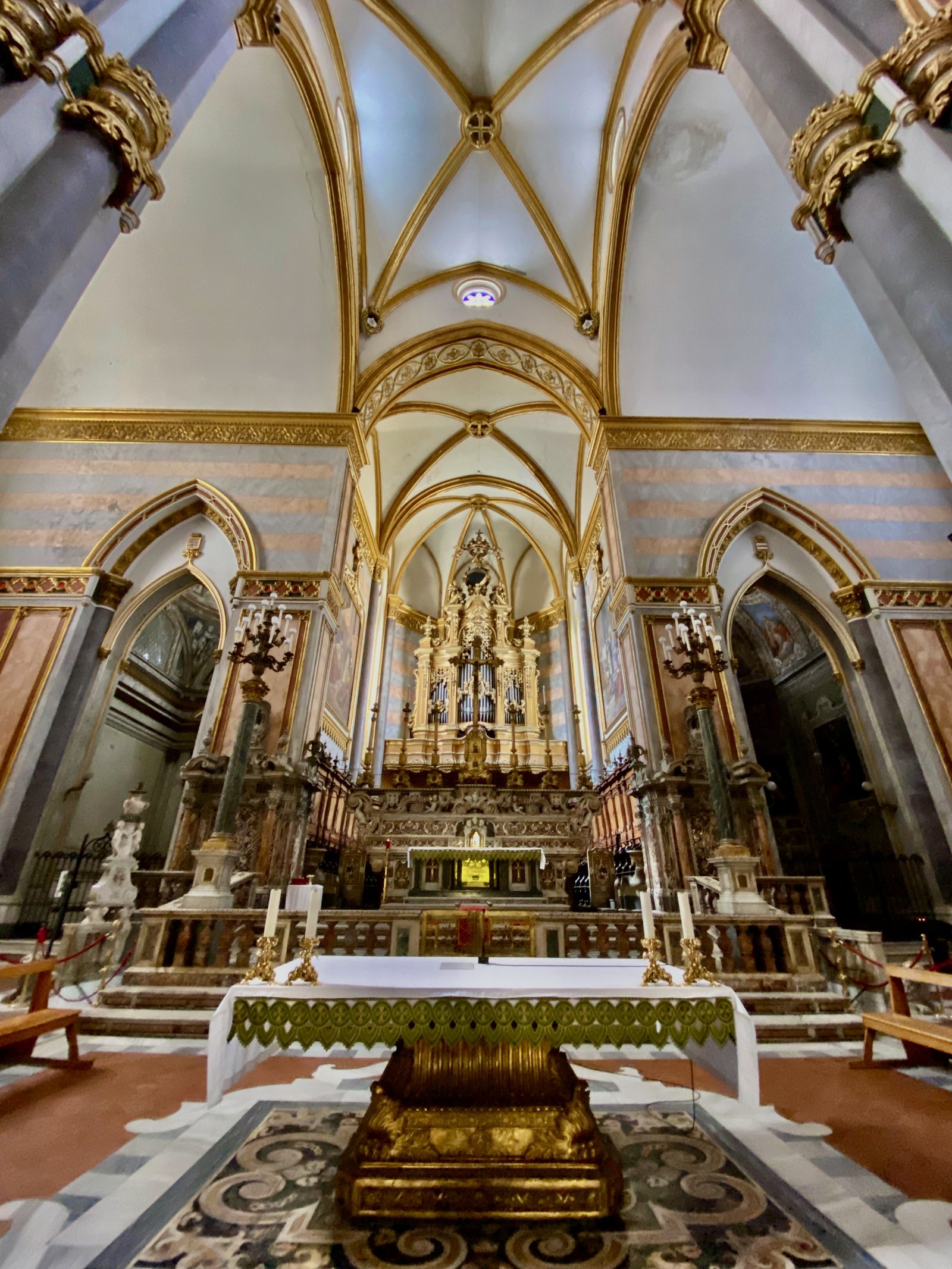 San Domenico Maggiore i aragonski lukovi - Napoli | Secret World Trip Planner