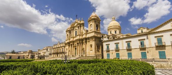 टाउन हल स्क्वायर - Noto | Secret World Trip Planner