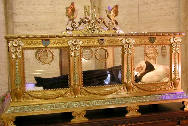 Sainte Bernadette de Lourdes, pas tout à fait incorruptible - Nevers | Secret World Trip Planner