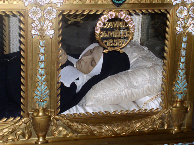 Sainte Bernadette de Lourdes, pas tout à fait incorruptible - Nevers | Secret World Trip Planner