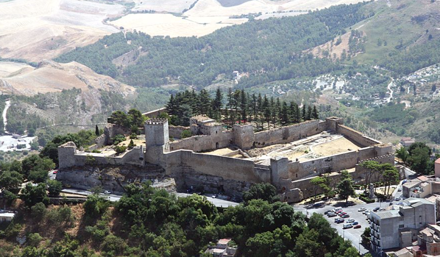 Lombardský hrad - Enna | Secret World Trip Planner