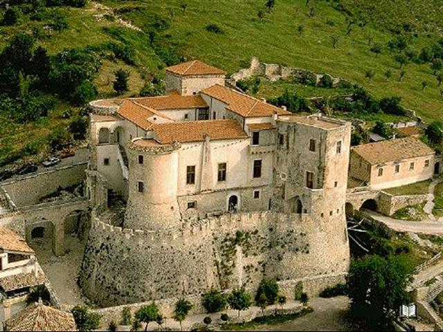 Pandone महल - Cerro al Volturno IS | Secret World Trip Planner