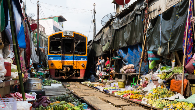Mercado ferroviario de Maeklong - แม่กลอง | Secret World Trip Planner