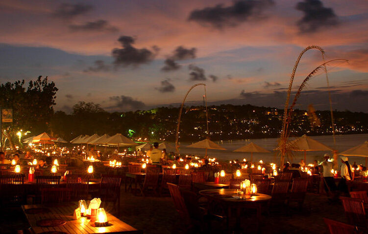 Bali | Cafés de bord de mer sur la plage de Muaya dans la baie de Jimbaran — Kabupaten Badung