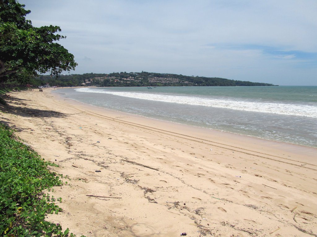 Bali | Cafés de bord de mer sur la plage de Muaya dans la baie de Jimbaran - Kabupaten Badung | Secret World Trip Planner