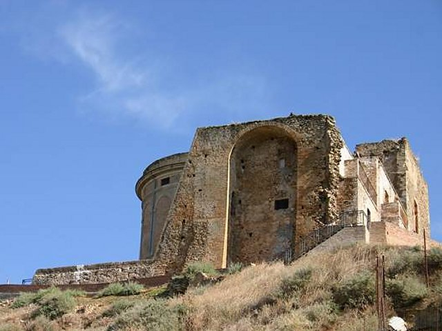 Zřícenina normanského hradu - Pisticci | Secret World Trip Planner
