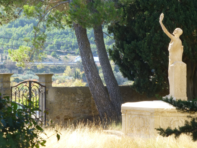 Kaburi la Henry Bataille - Moux | Secret World Trip Planner
