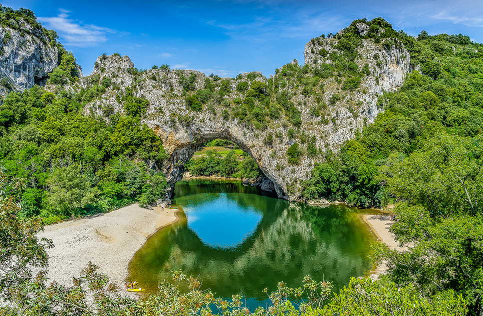 Pont D ' Arc är en stor naturbro i Ardèche - Vallon-Pont-d'Arc | Secret World Trip Planner