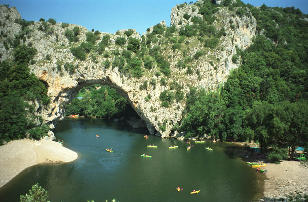 Pont D ' Arc är en stor naturbro i Ardèche - Vallon-Pont-d'Arc | Secret World Trip Planner