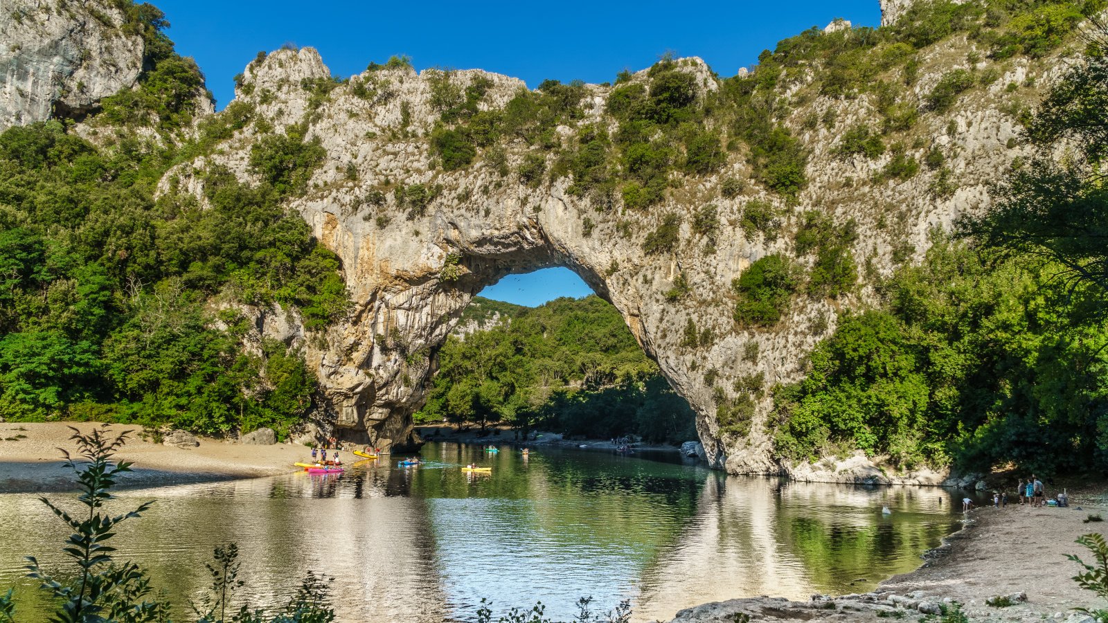 Pont D ' Arc är en stor naturbro i Ardèche - Vallon-Pont-d'Arc | Secret World Trip Planner