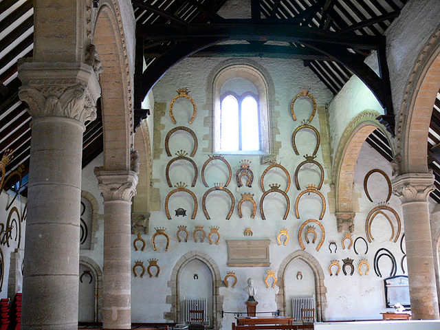 Oakham Castle hästskor - Castle Grounds Market Place | Secret World Trip Planner