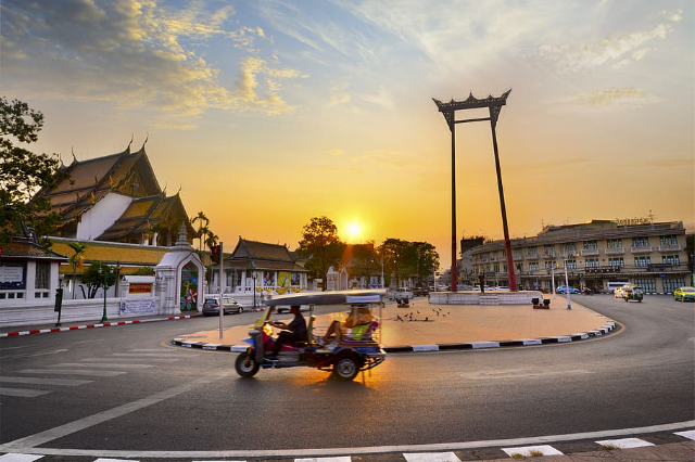 Velikanska gugalnica - Khet Phra Nakhon | Secret World Trip Planner