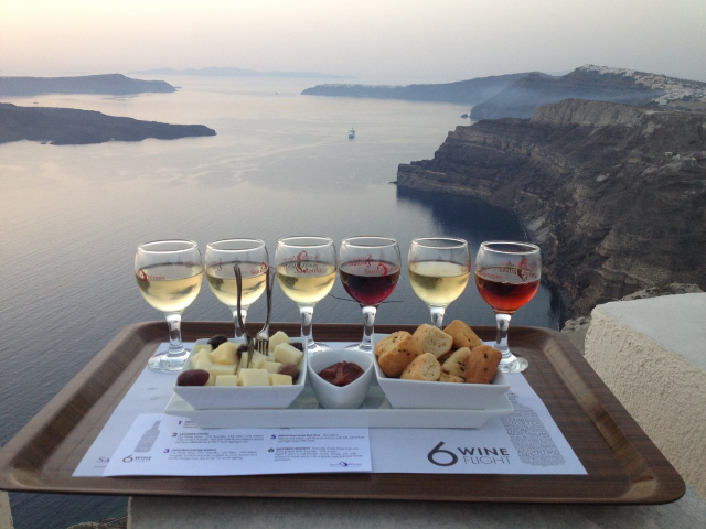 Vinurile din Santorini: Aurul lichid al Mării Egee - Santorini | Secret World Trip Planner