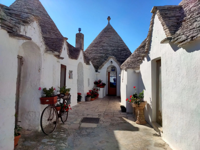 Wijk Den Haag - Alberobello | Secret World Trip Planner