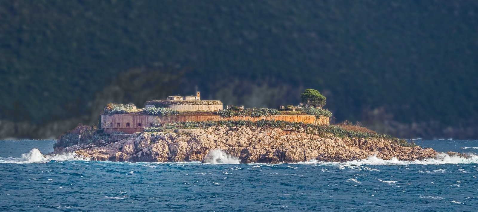 Mamula ແມ່ນວົງ islet ໃນ Adriatic ທະເລ - Rondoni | Secret World Trip Planner