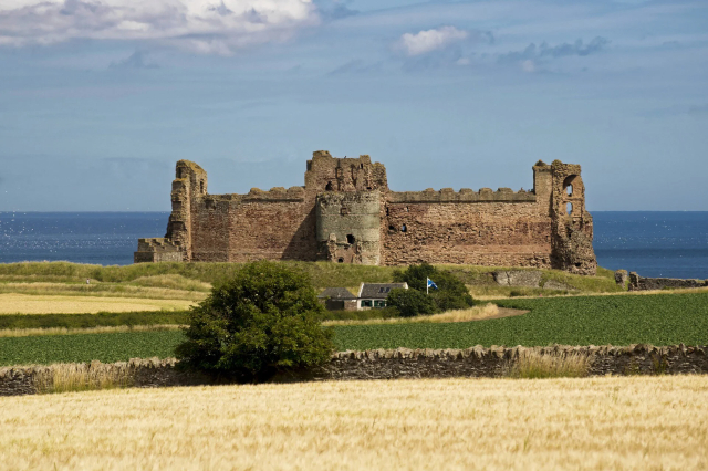 Tantalonas pils - North Berwick EH39 5PN | Secret World Trip Planner