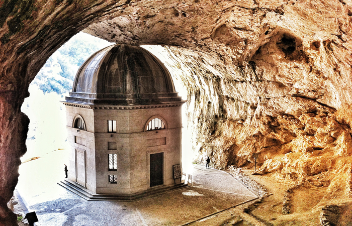 Templul lui Valadier, o bijuterie în stâncă - Pianello | Secret World Trip Planner
