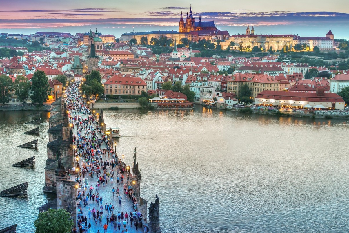 Penjant ManDangling a Praga a la Ciutat Vella - Staré M?sto | Secret World Trip Planner