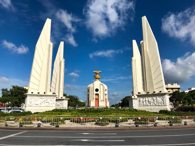 ജനാധിപത്യ സ്മാരകം - Khet Phra Nakhon | Secret World Trip Planner