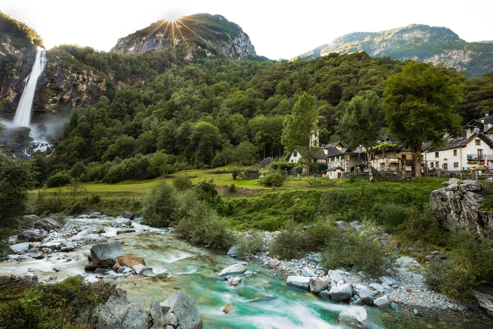 Suiza | Hoja de la cascada - Cevio | Secret World Trip Planner