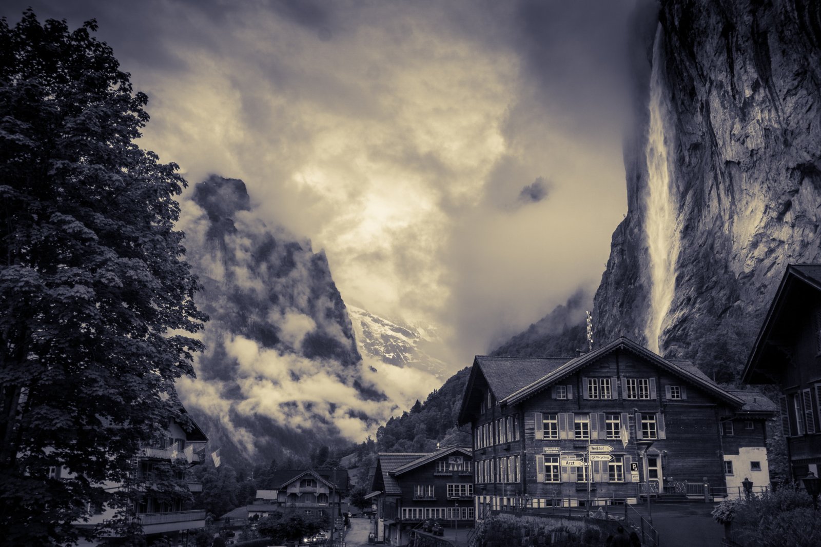 Lauterbrunnen Valley: Staubbach Falls - Lauterbrunnen | Secret World Trip Planner