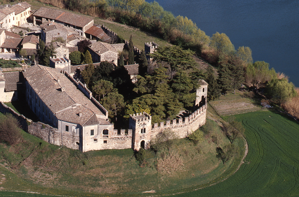 Кастелларо Лагуселло - Castellaro Lagusello | Secret World Trip Planner
